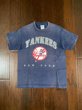 Load image into Gallery viewer, New York Yankees 1991 Vintage Distressed T-shirt
